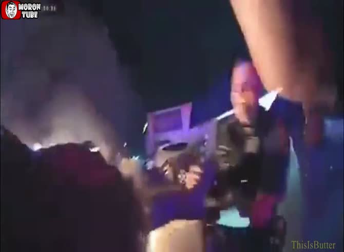 Video :Three policemen save a driver from his flaming vehicle